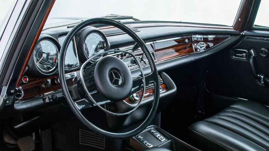 Торпедо Mercedes-Benz 280 SE 3.5 Coupe (W111) 1970 года  (фото 17 из 20)
